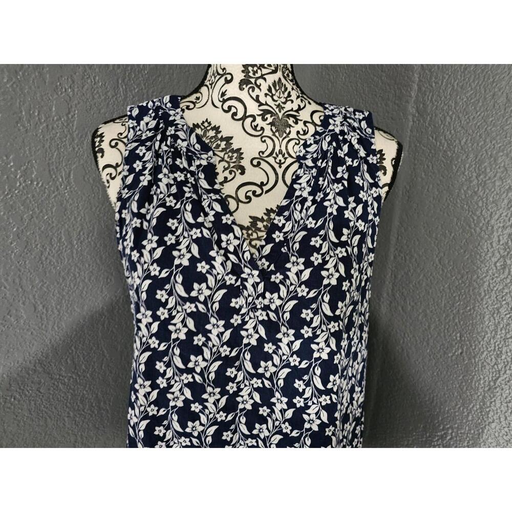 Women's St. John's Bay Sleeveless Blouse Floral Blue & White Size Medium V Neck - Picture 6 of 12